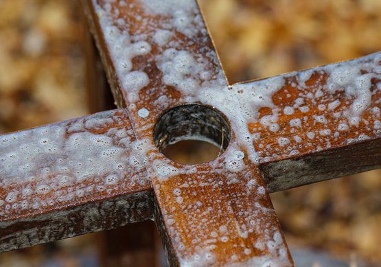 SO ÖLEN SIE IHRE TEAK-GARTENBANK MIT TEAKÖL