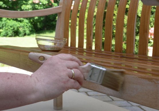 SO ÖLEN SIE IHRE TEAK-GARTENBANK MIT TEAKÖL